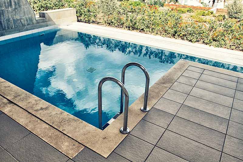 Mejores-suelos-para-evitar-resbalones-en-piscinas-1