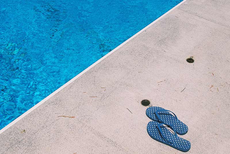 Mejores-suelos-para-evitar-resbalones-en-piscinas